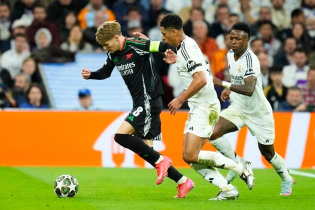 Real Madrid C.F. v Arsenal FC - UEFA Champions League 2024 25 Quarter Final Second Leg Jude Bellingham central midfield of Real Madrid and England and Martin Odegaard attacking midfield of Arsenal and Norway compete for the ball during the UEFA Champions League 2024 25 Quarter Final Second Leg match between Real Madrid C.F. and Arsenal FC at Estadio Santiago Bernabeu on April 16, 2025 in Madrid, Spain. Madrid Spain  Copyright: xJosexBretonx originalFilename:bretonhernandez-realmadr250416_npoC0.jpg