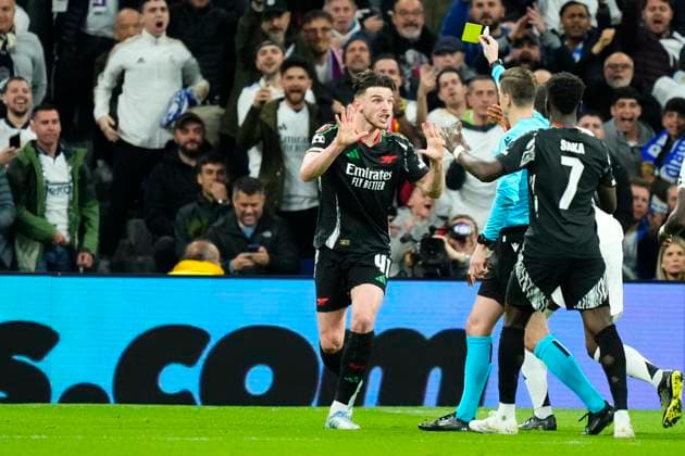 Real Madrid C.F. v Arsenal FC - UEFA Champions League 2024 25 Quarter Final Second Leg Referee Letexier is shown a yellow card to Declan Rice central midfield of Arsenal and England during the UEFA Champions League 2024 25 Quarter Final Second Leg match between Real Madrid C.F. and Arsenal FC at Estadio Santiago Bernabeu on April 16, 2025 in Madrid, Spain. Madrid Spain  Copyright: xJosexBretonx originalFilename:bretonhernandez-realmadr250416_npuSP.jpg