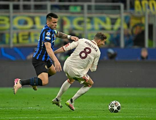 16 04 2025, Football UEFA Championsleague 2024 2025 quarter-final second leg, Inter Milan FC Bayern Munich, at Giuseppe Meazza Stadium Milan , v l Lautaro Martinez Inter Milan vs Leon Goretzka FC Bayern Munich DFL and DFB regulations prohibit any use of photographs as image sequences and or quasi video