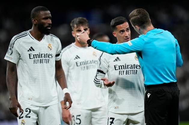 ESP: Real Madrid - Arsenal FC. UEFA Champions League match. Quarter-finals. Second leg. Lucas Vazquez of Real Madrid CF and Francois Letexier during the UEFA Champions League match, Quarter-finals, second leg, between Real Madrid and Arsenal FC played at Santiago Bernabeu Stadium on April 16, 2025 in Madrid Spain. kpng Copyright: xCesarxCebollax xPRESSINPHOTOx PS_250416_RMA_ARS_009
