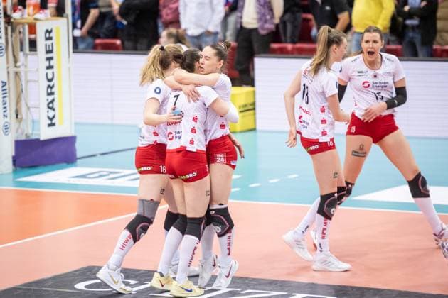 Lorena Lorber Fijok Dresdner SC, 17 hugs Julie Lengweiler Dresdner SC, 07 and is happy with the team, cheers, joy GER, Allianz MTV Stuttgart Dresdner SC, Volleyball Bundesliga, VBL, season 2024 2025, 16 04 2025 GER, Allianz MTV Stuttgart Dresdner SC, Volleyball Bundesliga, VBL, season 2024 2025, 16 04 2025 Stuttgart Copyright: xSandyxDinkelackerx EP_SDR