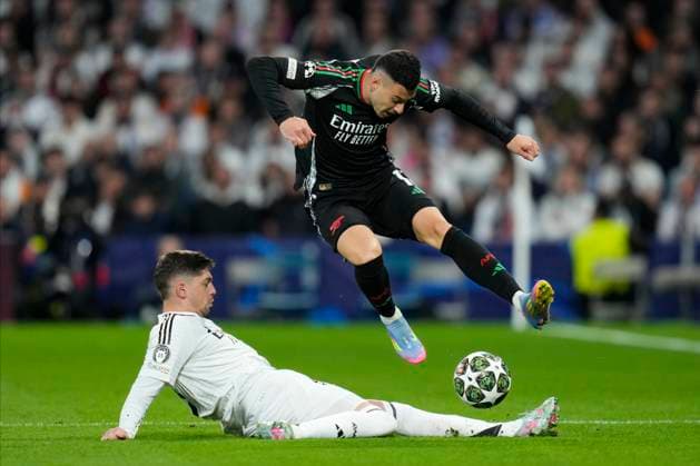 ESP: Real Madrid - Arsenal FC. UEFA Champions League match. Quarter-finals. Second leg. Fede Valverde of Real Madrid CF and Gabriel Martinelli of Arsenal FC during the UEFA Champions League match, Quarter-finals, second leg, between Real Madrid and Arsenal FC played at Santiago Bernabeu Stadium on April 16, 2025 in Madrid Spain. kpng Copyright: xCesarxCebollax xPRESSINPHOTOx PS_250416_RMA_ARS_002