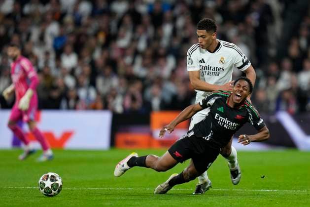 ESP: Real Madrid - Arsenal FC. UEFA Champions League match. Quarter-finals. Second leg. Jude Bellingham of Real Madrid CF and Myles Lewis-Skelly of Arsenal FC during the UEFA Champions League match, Quarter-finals, second leg, between Real Madrid and Arsenal FC played at Santiago Bernabeu Stadium on April 16, 2025 in Madrid Spain. kpng Copyright: xCesarxCebollax xPRESSINPHOTOx PS_250416_RMA_ARS_003