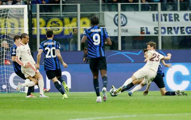 Thomas Mueller FC Bayern Muenchen, 25 with the first chance, 16 04 2025, Football, UEFA Champions League, quarter-final second leg, Inter Milan Bayern Muenchen, ITA, Milan, San Siro Copyright: HMBxMedia xHeikoxBecker