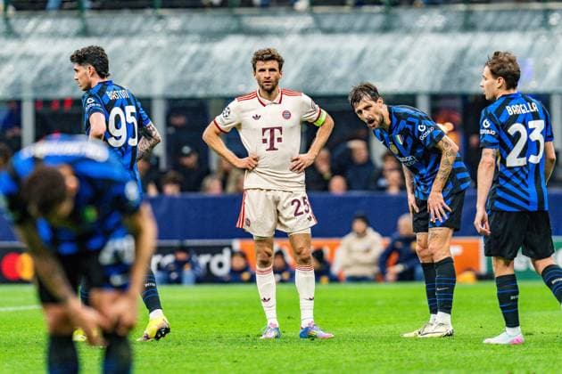16 04 2025, Inter Milan vs FC Bayern Munich, UEFA Champions League, quarter-final second leg Thomas Müller FC Bayern Muenchen, 25 dissatisfied unhappy exhausted , Alessandro Bastoni Inter Milan, 95 Nicolo Barella Inter Milan, 23 Copyright: xBahhoxKarax