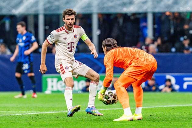 16 04 2025, Inter Milan vs FC Bayern Munich, UEFA Champions League, quarter-final second leg Thomas Müller FC Bayern Muenchen, 25 Yann Sommer Inter Milan, 1 Copyright: xBahhoxKarax
