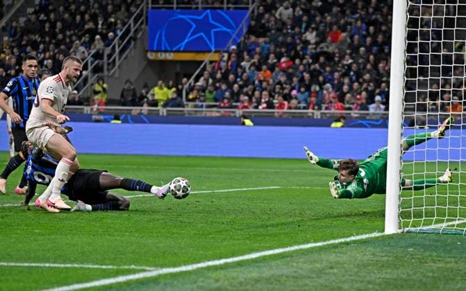 16 04 2025, Football UEFA Championsleague 2024 2025 quarter-final second leg, Inter Milan FC Bayern Munich, at Giuseppe Meazza Stadium Milan , from l Marcus Thuram Inter Milan , Eric Dier FC Bayern Munich and goalkeeper Jonas Urbig FC Bayern Munich DFL and DFB regulations prohibit any use of photographs as image sequences and or quasi video