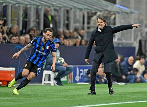 16 04 2025, Football UEFA Championsleague 2024 2025 quarter-final second leg, Inter Milan FC Bayern Munich, at Giuseppe Meazza Stadium Milan , f l Hakan Calhanoglu Inter Milan and coach Simone Inzaghi Inter Milan DFL and DFB regulations prohibit any use of photographs as image sequences and or quasi video