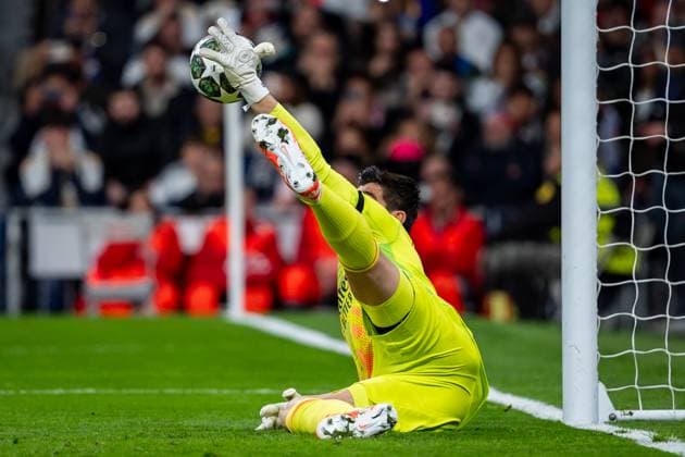 Sport Bilder des Tages Real Madrid CF vs Arsenal FC - UEFA Champions League 2024 25 Quarter Final Second Leg Thibaut Courtois of Real Madrid CF saves a penalty kick during the UEFA Champions League 2024 25 Quarter Final Second Leg match between Real Madrid C.F. and Arsenal FC at Estadio Santiago Bernabeu on April 16, 2025 in Madrid, Spain. Madrid Estadio Santiago Bernabeu Madrid Spain Copyright: xAlbertoxGardinx AGardin_20250416_Football_Champions_Real_Madrid_Arsenal_0160