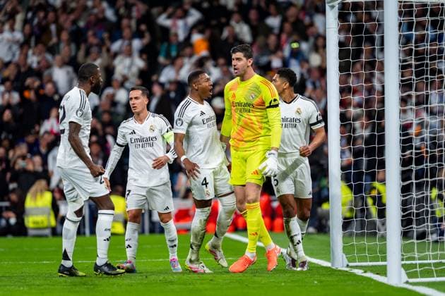 Real Madrid CF vs Arsenal FC - UEFA Champions League 2024 25 Quarter Final Second Leg Players of Real Madrid CF (from L to R) Antonio Rudiger, Lucas Vazquez, David Alaba celebrates Thibaut Courtois of Real Madrid CF (R) that saves a penalty kick during the UEFA Champions League 2024 25 Quarter Final Second Leg match between Real Madrid C.F. and Arsenal FC at Estadio Santiago Bernabeu on April 16, 2025 in Madrid, Spain. Madrid Estadio Santiago Bernabeu Madrid Spain Copyright: xAlbertoxGardinx AGardin_20250416_Football_Champions_Real_Madrid_Arsenal_0164