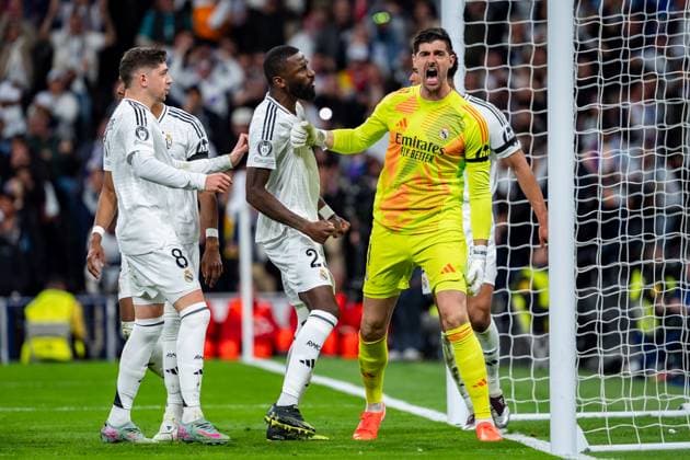 Real Madrid CF vs Arsenal FC - UEFA Champions League 2024 25 Quarter Final Second Leg Players of Real Madrid CF (from L to R) Federico Valverde, Antonio Rudiger celebrates Thibaut Courtois of Real Madrid CF (R) that saves a penalty kick during the UEFA Champions League 2024 25 Quarter Final Second Leg match between Real Madrid C.F. and Arsenal FC at Estadio Santiago Bernabeu on April 16, 2025 in Madrid, Spain. Madrid Estadio Santiago Bernabeu Madrid Spain Copyright: xAlbertoxGardinx AGardin_20250416_Football_Champions_Real_Madrid_Arsenal_0165
