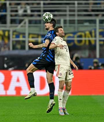 16 04 2025, Football UEFA Championsleague 2024 2025 quarter-final second leg, Inter Milan FC Bayern Munich, at Giuseppe Meazza Stadium Milan , v l Francesco Acerbi Inter Milan v Thomas Müller FC Bayern Munich DFL and DFB regulations prohibit any use of photographs as image sequences and or quasi video