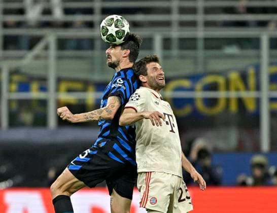 16 04 2025, Football UEFA Championsleague 2024 2025 quarter-final second leg, Inter Milan FC Bayern Munich, at Giuseppe Meazza Stadium Milan , v l Francesco Acerbi Inter Milan v Thomas Müller FC Bayern Munich DFL and DFB regulations prohibit any use of photographs as image sequences and or quasi video