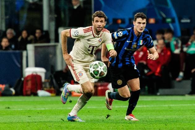 UEFA Champions League quarter-final Inter Milan FC Bayern Munich 16 04 2025 duel Thomas Müller FC Bayern Munich, 25 , Benjamin Pavard Inter Milan, 28 UEFA Champions League quarter-final second leg Inter Milan FC Bayern Munich, Milan, San Siro on 16 04 2025 Copyright: xBEAUTIFULxSPORTS Wunderlx