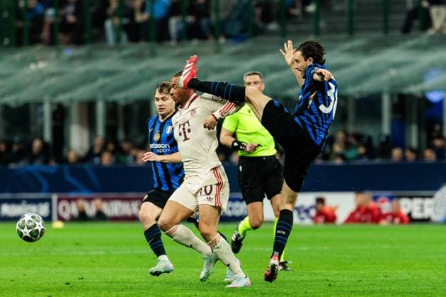 UEFA Champions League quarter-final Inter Milan FC Bayern Munich 16 04 2025 duel Leroy Sane FC Bayern Munich, 10 , Matteo Darmian Inter Milan, 36 UEFA Champions League quarter-final second leg Inter Milan FC Bayern Munich, Milan, San Siro on 16 04 2025 Copyright: xBEAUTIFULxSPORTS Wunderlx