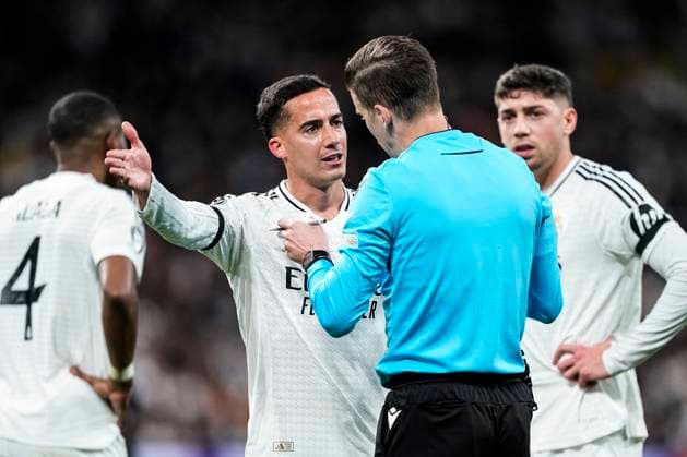 April 16, 2025, Madrid, Madrid, SPAIN: Lucas Vazquez of Real Madrid protest referee during the UEFA Champions League 2024 25 Quarter Final Second Leg match between Real Madrid C.F. and Arsenal FC at Santiago Bernabeu stadium on April 16, 2025, in Madrid, Spain. Madrid SPAIN - ZUMAa181 20250416_zaa_a181_091 Copyright: xOscarxJ.xBarrosox