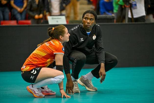 DVL Allianz MTV Stuttgart Dresdner SC 16 04 2025 DVL, Volleyball, 1 Bundesliga, Women, Season 2024 25, Playoff, Semifinal, Allianz MTV Stuttgart in Blue , against Dresdner SC in White Red , Roosa Koskelo, Libero Stuttgart with Krystal Rivers, Copyright: xBEAUTIFULxSPORTS TomxBlochx