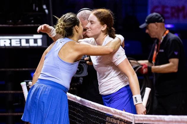 Ella Seidel defeats Tatjana Maria Gradulation and hug Tatjana Maria GER vs Ella Seidel GER GER, Porsche Tennis Grand Prix GP Stuttgart 2025, WTA500, 16 04 2025 GER, Porsche Tennis Grand Prix GP Stuttgart 2025, WTA500, 16 04 2025 Stuttgart Copyright: xEibner-Pressefoto RogerxBuerkex EP