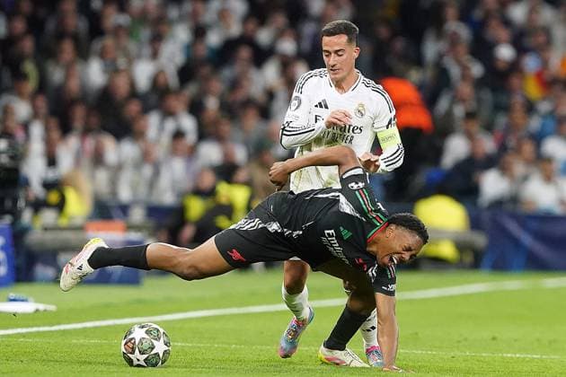 Real Madrid CF s Lucas Vazquez (b) and Arsenal FC s Myles Lewis-Skelly during Champions League 2024 2025 Round of 8 2nd leg match. April 16,2025. (202504161010)