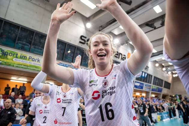 Emma Scarlett Clothier Dresdner SC, 16 Joy, cheers, laughter, visibly relieved GER, Allianz MTV Stuttgart Dresdner SC, Volleyball Bundesliga, VBL, 2024 2025 season, 16 04 2025 GER, Allianz MTV Stuttgart Dresdner SC, Volleyball Bundesliga, VBL, 2024 2025 season, 16 04 2025 Stuttgart Copyright: xSandyxDinkelackerx EP_SDR