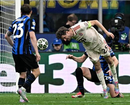 16 04 2025, Football UEFA Championsleague 2024 2025 quarter-final second leg, Inter Milan FC Bayern Munich, at Giuseppe Meazza Stadium Milan , Thomas Müller FC Bayern Munich DFL and DFB regulations prohibit any use of photographs as image sequences and or quasi video