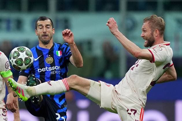 Bayern s Konrad Laimer fights for the ball with Inter Milan s Henrikh Mkhitaryan during the Uefa Champions League soccer match between Inter and Bayern Munich at San Siro Stadium in Milan , North Italy - , Wednesday April 16, 2025 . - Soccer  Copyright: xSpada LaPressex