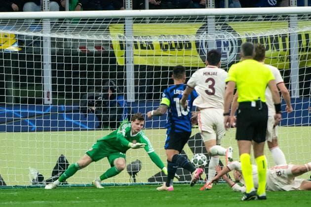 Jonas Urbig FC Bayern Muenchen, 40 jumps for the ball in goal, in front Lautaro Martinez Inter Milan, 10 , Min Jae Kim FC Bayern Muenchen, 03 , ITA, Inter Milan vs FC Bayern Muenchen, Football, UEFA Champions League, Quarter-final second leg, 2024 2025 season, 16 04 2025 ITA, Inter Milan vs FC Bayern Muenchen, Football, UEFA Champions League, Quarter-final second leg, 2024 2025 season, 16 04 2025 Milano Copyright: xEibner-Pressefoto Memmlerx EP_MMR