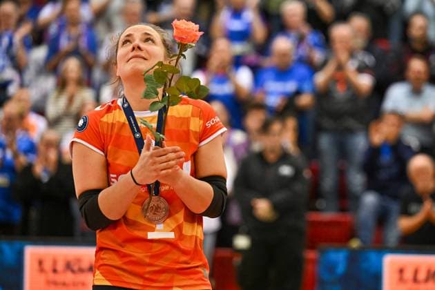 DVL Allianz MTV Stuttgart Dresdner SC 16 04 2025 DVL, Volleyball, 1 Bundesliga, Women, Season 2024 25, Playoff, Semifinal, Allianz MTV Stuttgart in Blue , against Dresdner SC in White Red , Roosa Koskelo, Libero Stuttgart with Krystal Rivers, Copyright: xBEAUTIFULxSPORTS TomxBlochx