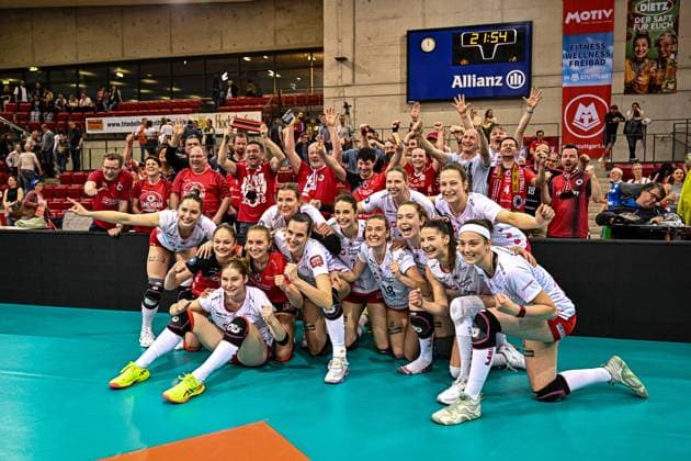 DVL Allianz MTV Stuttgart Dresdner SC 16 04 2025 DVL, Volleyball, 1 Bundesliga, Women, Season 2024 25, Playoff, Semifinal, Allianz MTV Stuttgart in blue , against Dresdner SC in white red , Dresden celebrates reaching the final, Copyright: xBEAUTIFULxSPORTS TomxBlochx