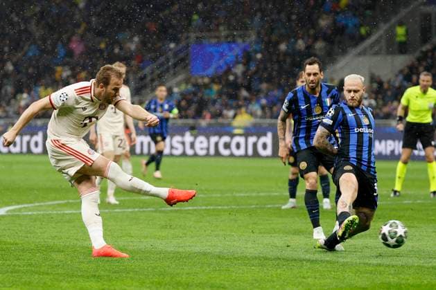 Harry Kane FC Bayern Muenchen, 9 , Goal scored, scores the goal for 1 0, celebrate the goal, Federico Dimarco Inter Milan, 32 comes too late 16 04 2025, Football, UEFA Champions League, quarter-final second leg, Inter Milan Bayern Muenchen, ITA, Milan, San Siro Copyright: HMBxMedia xHeikoxBecker