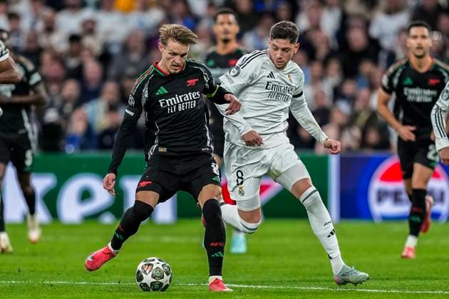 April 16, 2025, Madrid, Madrid, SPAIN: Martin Odegaard of Arsenal and Federico Valverde of Real Madrid compete for the ball during the UEFA Champions League 2024 25 Quarter Final Second Leg match between Real Madrid C.F. and Arsenal FC at Santiago Bernabeu stadium on April 16, 2025, in Madrid, Spain. Madrid SPAIN - ZUMAa181 20250416_zaa_a181_122 Copyright: xOscarxJ.xBarrosox