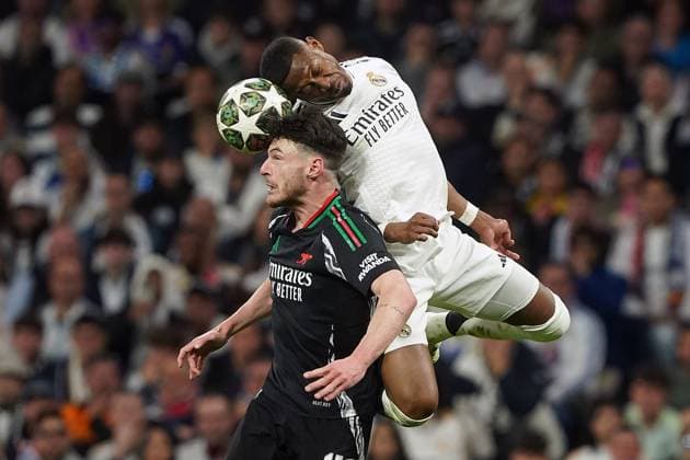 Sport Bilder des Tages Real Madrid CF s David Alaba (r) and Arsenal FC s Declan Rice during Champions League 2024 2025 Round of 8 2nd leg match. April 16,2025. (202504161083)