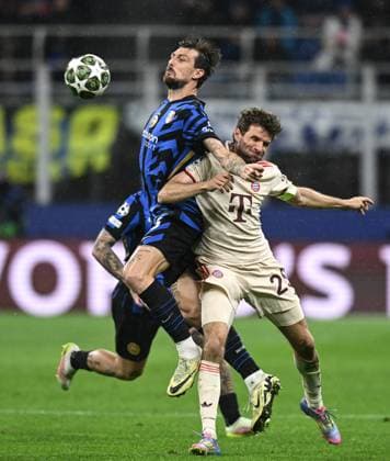 Db Milano 16 04 2025 - Champions League Inter-Bayern Monaco foto Daniele Buffa Image nella foto: Francesco Acerbi-Thomas Muller 