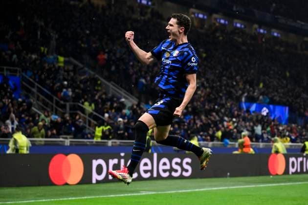 Sport Bilder des Tages FC Internazionale v FC Bayern Munchen - UEFA Champions League Benjamin Pavard of FC Internazionale celebrates after coring a goal during the UEFA Champions League 2024 25 knockout phase quarter final second leg football match between FC Internazionale and FC Bayern Munchen. Milan Italy Copyright: xNicolòxCampox