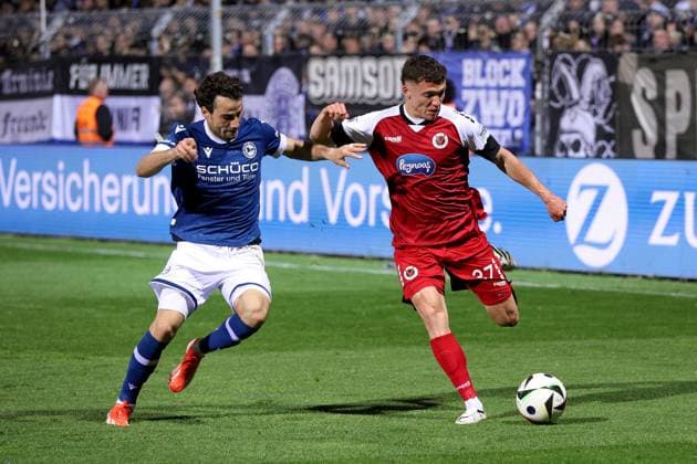 13 04 2025, xsscx, Fußball, Viktoria Köln DSC Arminia Bielefeld, 3 Fußball Bundesliga, Sportpark Höhenberg, Saison 2024 2025 Felix Hagmann Arminia Bielefeld 2 im Zweikampf gegen Niklas May Viktoria Köln 37 DFB regulations prohibit any use of photographs as image sequences and or quasi video Nordrhein Westfalen Germany