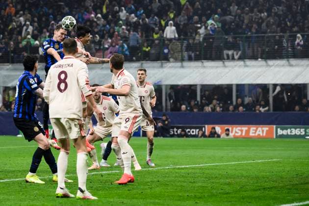 Sport Bilder des Tages FC Internazionale v FC Bayern Munchen - UEFA Champions League Benjamin Pavard of FC Internazionale scores a goal from a header during the UEFA Champions League 2024 25 knockout phase quarter final second leg football match between FC Internazionale and FC Bayern Munchen. Milan Italy Copyright: xNicolòxCampox