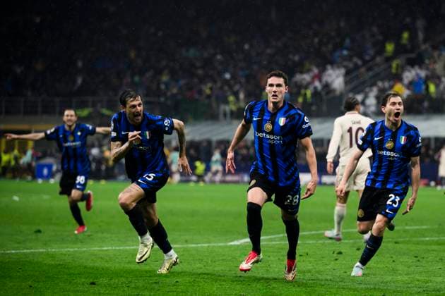 FC Internazionale v FC Bayern Munchen - UEFA Champions League Benjamin Pavard of FC Internazionale celebrates with teammates after scoring a goal during the UEFA Champions League 2024 25 knockout phase quarter final second leg football match between FC Internazionale and FC Bayern Munchen. Milan Italy Copyright: xNicolòxCampox