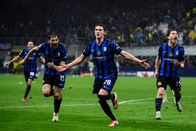 FC Internazionale v FC Bayern Munchen - UEFA Champions League Benjamin Pavard of FC Internazionale celebrates with teammates after scoring a goal during the UEFA Champions League 2024 25 knockout phase quarter final second leg football match between FC Internazionale and FC Bayern Munchen. Milan Italy Copyright: xNicolòxCampox