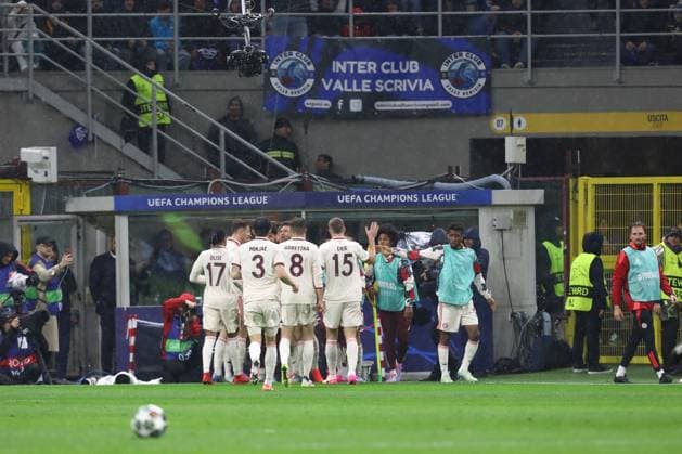 April 16, 2025, Milan, Lombardy, Italy: HARRY KANE of Bayern celebrates with his teammates scoring their side s first goal in the UEFA 2024 25 Quarter-Final second leg game between FC INTER and BAYERN MUNICH at the San Siro stadium in Milan, Italy Milan Italy - ZUMAc179 20250416_zep_c179_024 Copyright: xMickaelxChavetx