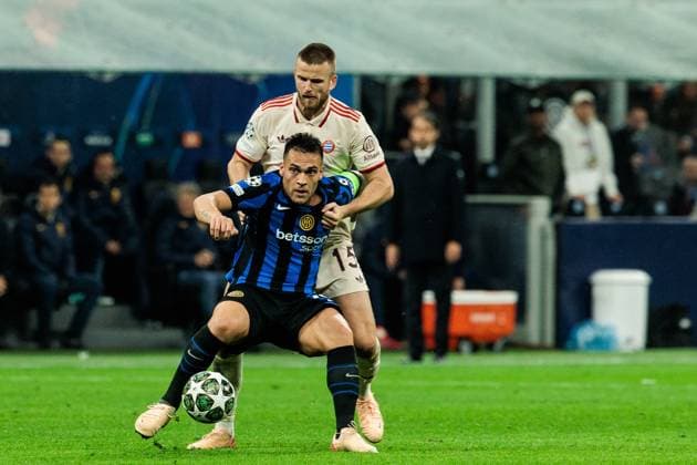 UEFA Champions League quarter-final Inter Milan FC Bayern Munich 16 04 2025 duel Lautaro Martinez Inter Milan, 10 , Eric Dier FC Bayern Munich, 15 UEFA Champions League quarter-final second leg Inter Milan FC Bayern Munich, Milan, San Siro on 16 04 2025 Copyright: xBEAUTIFULxSPORTS Wunderlx
