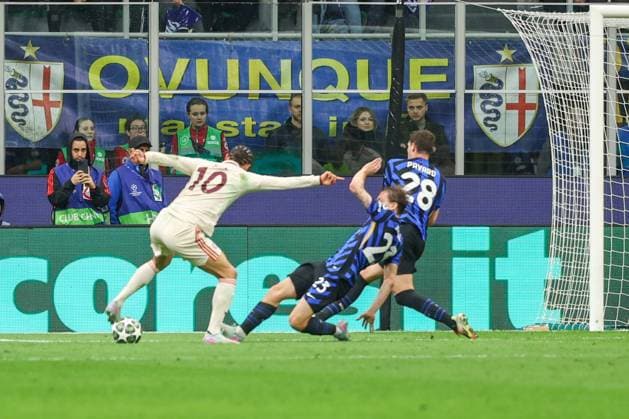 Leroy Sane FC Bayern Muenchen , Nicolo Barella 23 Inter Milan and Benjamin Pavard 28 Inter Milan v l in duel, Inter Milan vs FC Bayern Muenchen, Football, Champions League, Quarter-final, Second leg, 16 04 2025 Copyright: xkolbert-press ChristianxKolbertx