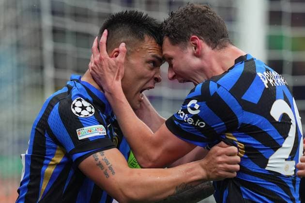 Bilder des Jahres 2025, Sport 04 April Sport Bilder des Tages Inter MilanÕs Lautaro Martinez celebrates after scoring 2-1 Inter Milan s Benjamin Pavard during the Uefa Champions League soccer match between Inter and Bayern Munich at San Siro Stadium in Milan , North Italy - , Wednesday April 16, 2025 . - Soccer  Copyright: xSpada LaPressex