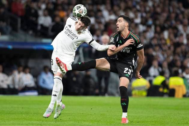 UEFA champions league - Real Madrid vs Arsenal MADRID, SPAIN - April 16: Federico Valverde of Real Madrid and Mikel Merino of Arsenal fight for the ball during the UEFA Champions League 2024 25 Quarter Final second Leg match between Real Madrid and Arsenal at Santiago Bernabeu Stadium. (Photo by Guillermo Martinez) Madrid Santiago Bernabeu Stadium Spain Copyright: xGuillermoxMartinezx