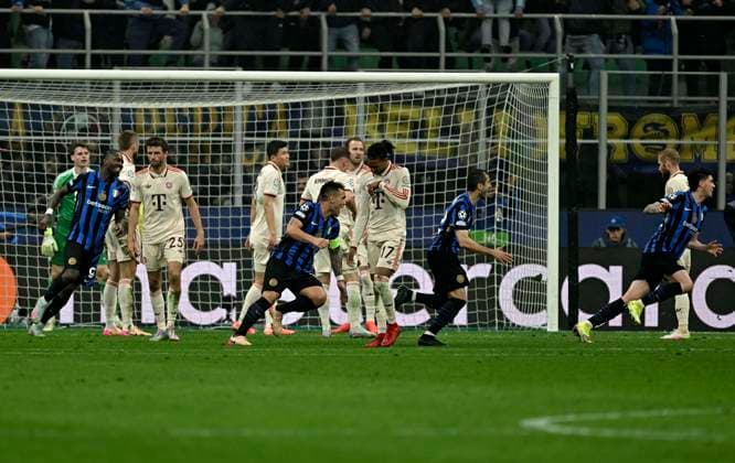 16 04 2025, Football UEFA Championsleague 2024 2025 quarterfinal second leg, Inter Milan FC Bayern Munich, at Giuseppe Meazza Stadium Milan ,the Milan players cheer while the Bayern players hang their heads DFL and DFB regulations prohibit any use of photographs as image sequences and or quasi video