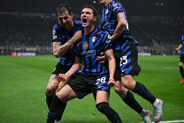 Benjamin Pavard of Fc Inter celebrating after a goal during the UEFA Champions League quarter finals second leg match between Inter FC Internazionale and FC Bayern Monaco, on Avril 16th, 2025, at Giuseppe Meazza San Siro Siro stadium in Milan, Italy Credit: Tiziano Ballabio  Copyright: xTizianoxBallabio IPAxSportx xipa-agency.netx xx IPA_56573780 IPA_Agency_IPA56573780
