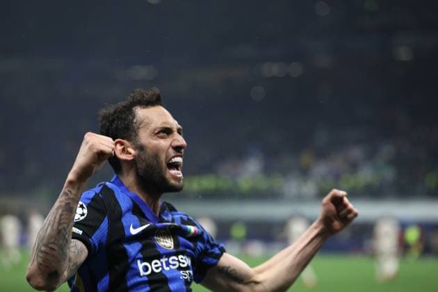 April 16, 2025, Milan, Lombardy, Italy: HAKAN CALHANOGLU of INTER reacts to BENJAMIN PAVARD scoring their side s second goal in the UEFA 2024 25 Quarter-Final second leg game between FC INTER and BAYERN MUNICH at the San Siro stadium in Milan, Italy Milan Italy - ZUMAc179 20250416_zep_c179_040 Copyright: xMickaelxChavetx