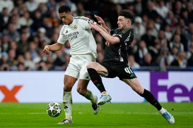 ESP: Real Madrid - Arsenal FC. UEFA Champions League match. Quarter-finals. Second leg. Jude Bellingham of Real Madrid CF and Declan Rice of Arsenal FC during the UEFA Champions League match, Quarter-finals, second leg, between Real Madrid and Arsenal FC played at Santiago Bernabeu Stadium on April 16, 2025 in Madrid Spain. kpng Copyright: xCesarxCebollax xPRESSINPHOTOx PS_250416_RMA_ARS_078