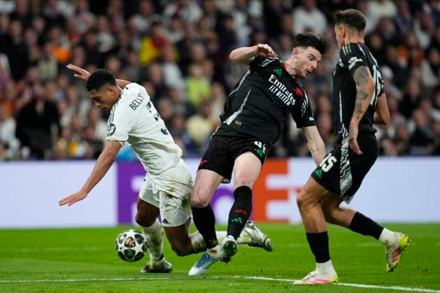 ESP: Real Madrid - Arsenal FC. UEFA Champions League match. Quarter-finals. Second leg. Jude Bellingham of Real Madrid CF and Declan Rice of Arsenal FC during the UEFA Champions League match, Quarter-finals, second leg, between Real Madrid and Arsenal FC played at Santiago Bernabeu Stadium on April 16, 2025 in Madrid Spain. kpng Copyright: xCesarxCebollax xPRESSINPHOTOx PS_250416_RMA_ARS_079