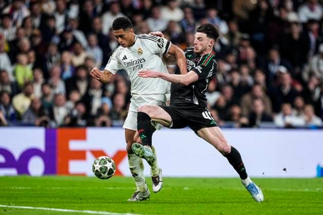 April 16, 2025, Madrid, Madrid, SPAIN: Jude Bellingham of Real Madrid and Declan Rice of Arsenal compete for the ball during the UEFA Champions League 2024 25 Quarter Final Second Leg match between Real Madrid C.F. and Arsenal FC at Santiago Bernabeu stadium on April 16, 2025, in Madrid, Spain. Madrid SPAIN - ZUMAa181 20250416_zaa_a181_124 Copyright: xOscarxJ.xBarrosox