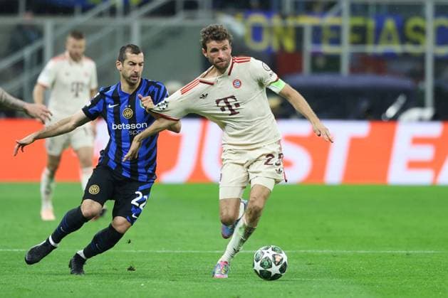 Henrikh Mkhiataryan 22 Inter Milan and Thomas Mueller FC Bayern Muenchen v l in duel, Inter Milan vs FC Bayern Muenchen, Football, Champions League, Quarter-final, Second leg, 16 04 2025 Copyright: xkolbert-press ChristianxKolbertx